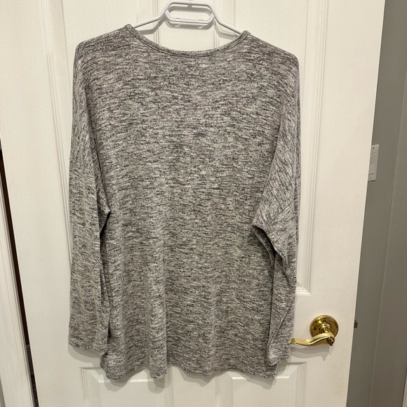 Oversized Papillon Grey Long Sleeve with Vee Neck size XL - Picture 3 of 3